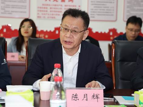男人和女人坐在桌子前描述已自動生成