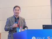 男人站在桌子前中度可信度描述已自動生成